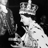Juni 1953  Am 2. Juni 1953 wird Elizabeth zur Königin des Vereinigten Königreichs, Kanadas, Australiens, Neuseelands, Südafrikas, Pakistans und Britisch-Ceylons gekrönt. Die Zeremonie fand in der Westminster Abbey in London statt.