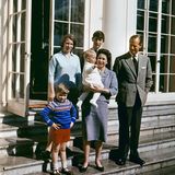 April 1965  Nesthäkchen Prinz Edward wird am 10. März 1964 im Buckingham Palast geboren und macht Queen Elizabeth und Prinz Philip damit zu vierfachen Eltern. Im Garten von Frogmore House in Windsor posiert die königliche Familie für dieses Foto.