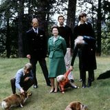 20. November 1979  Ihren 32. Hochzeitstag feiern die Queen und Prinz Philip auf Schloss Balmoral in Schottland. Zusammen mit ihren Kindern, Enkelsohn Peter und ihren Hunden werden sie an diesem besonderen Tag fotografiert.