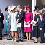12. Oktober 2018  Queen Elizabeth und Prinz Philip haben insgesamt acht Enkel. Sie sind mittlerweile selbst erwachsen und gründen ihre eigenen Familien. Dieses Foto zeigt einen Teil der royalen Familie vor der St. George's Chapel in Windsor am Hochzeitstag von Prinzessin Eugenie und Jack Brooksbank.