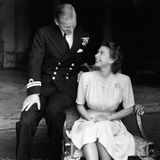 10. Juli 1947  Verliebt und strahlend vor Glück zeigen sich Prinzessin Elizabeth und Leutnant Philip Mountbatten bei offiziellen Fotoaufnahmen zu ihrer Verlobung, die einen Tag vorher bekannt gegeben wurde. 