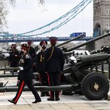 Zu Ehren des verstorbenen Prinz Philip feuern Kanonen in ganz Großbritannien 41 Schüsse ab. Dieses Foto entsteht vor dem Tower of London.