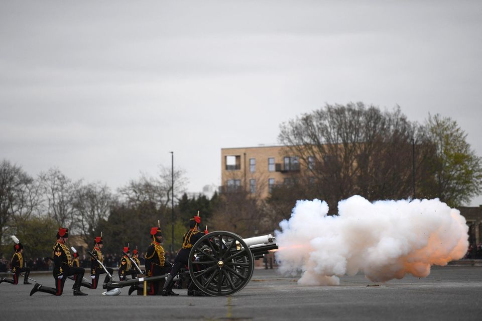 Prinz Andrew + Prinz Harry: The Kings Troop Royal Horse Artillery feuert die Salutschüsse einen Tag nach Prinz Philips Tod in London ab. The Kings Troop Royal Horse Artillery feuert die Salutschüsse einen Tag nach Prinz Philips Tod in London ab.