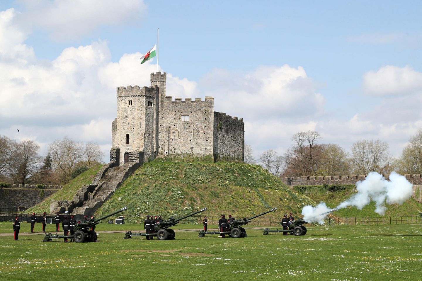 Ein Trauer-Ritual, das auch in Cardiff zu hören ist. Hier feuern die Kanonen ebenfalls und beteiligen sich an der Zeremonie.