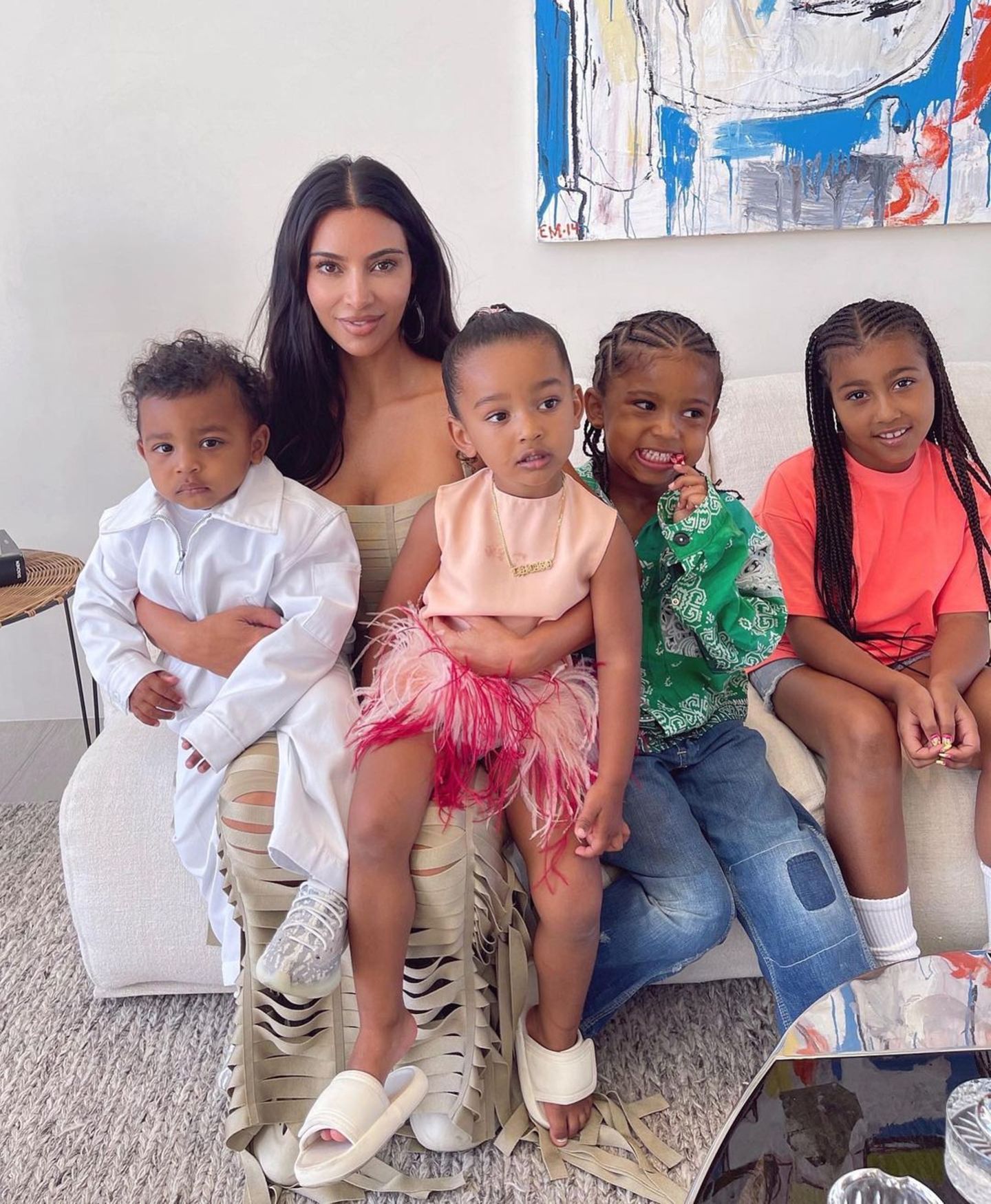 10. April 2021  Kim Kardashian posiert für ein Erinnerungsfoto mit all ihren vier Kids und lässt Psalm, Chicago, Saint und North eine süße Liebeserklärung da. "Morgen werde ich euch noch stärker lieben als heute", kommentiert sie das Instagram-Bild.