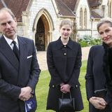 An seiner Seite stehen seine Frau, Gräfin Sophie von Wessex und seine Tochter, Lady Louise. In schwarz gekleidet kommen sie zum sonntäglichen Gottesdienst in die Royal Chapel of All Saints im Windsor Park.