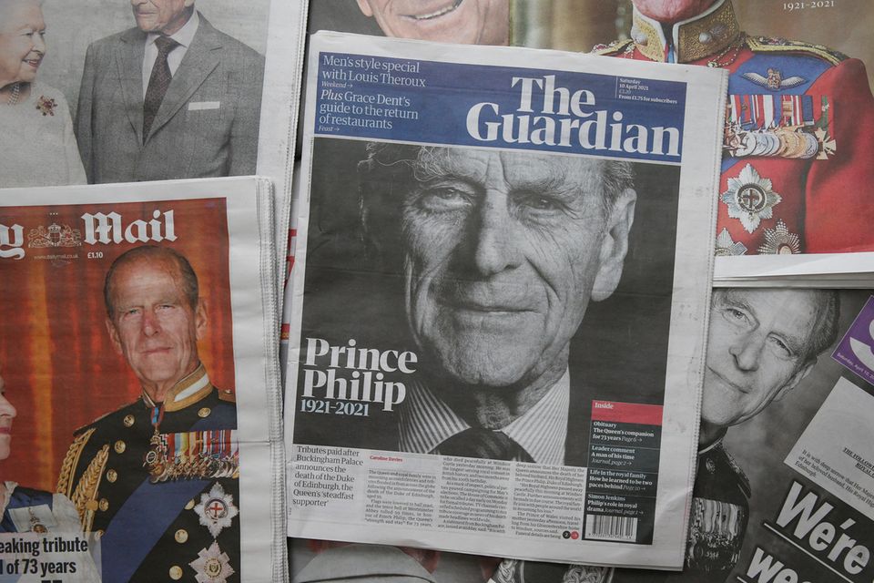 Prinz Philip (†99): "The Guardian" zollt Prinz Philip am 10. April 2021 mit einem Schwarz-Weiß-Foto auf der Titelseite Tribut. "Prinz Philip 1921–2021", heißt es auf der ersten Seite der Tageszeitung. "The Guardian" zollt Prinz Philip am 10. April 2021 mit einem Schwarz-Weiß-Foto auf der Titelseite Tribut. "Prinz Philip 1921–2021", heißt es auf der ersten Seite der Tageszeitung.