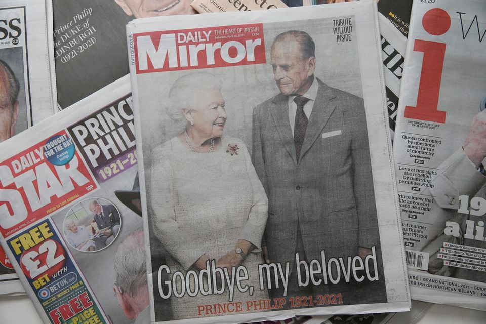 Prinz Philip (†99): "Daily Mirror" wählt zum Tod von Prinz Philip ein Foto, auf dem der Verstorbene zusammen mit der Queen zu sehen ist. Die beiden wären 73 Jahre lang verheiratet. "Daily Mirror" wählt zum Tod von Prinz Philip ein Foto, auf dem der Verstorbene zusammen mit der Queen zu sehen ist. Die beiden wären 73 Jahre lang verheiratet.