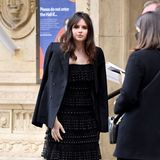 Unter dem Blazer von Felicity Jones versteckt sich ein stylischer Volant-Lokk von Valentino.