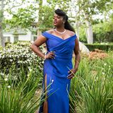 Wunmi Mosaku, nominiert als "Beste Hauptdarstellerin", macht in ihrem blauen Glamour-Look von Alberta Ferretti auch im Garten inmitten von Blumen eine tolle Figur.