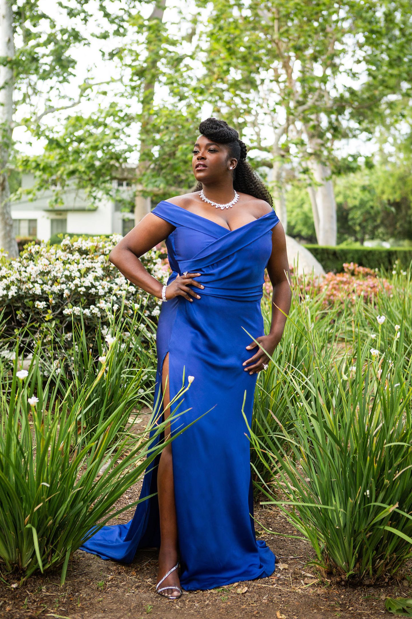 Wunmi Mosaku, nominiert als "Beste Hauptdarstellerin", macht in ihrem blauen Glamour-Look von Alberta Ferretti auch im Garten inmitten von Blumen eine tolle Figur.
