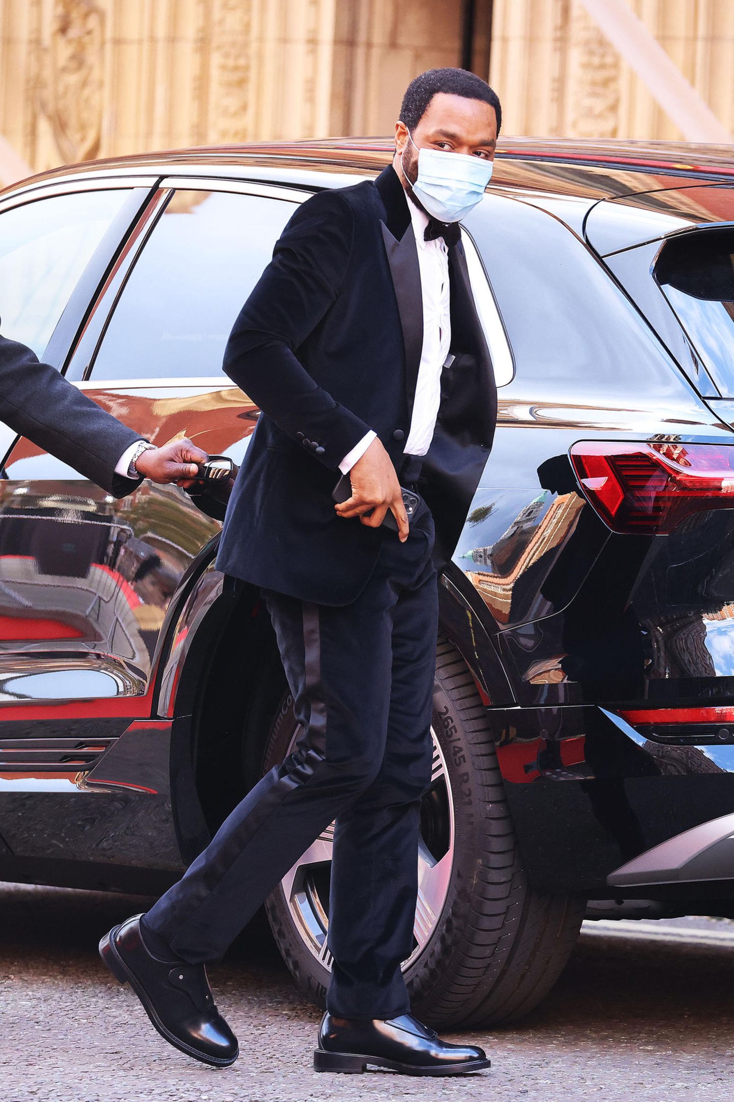 Mal was anderes: Chiwetel Ejiofor hat sich für seinen Auftritt als BAFTA-Presenter für einen schwarz-blauen Samt-Anzug entscheiden.