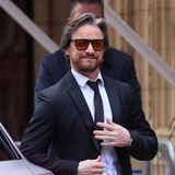 Ganz klassisch im schwarzen Anzug besucht James McAvoy die diesjährigen BAFTAs. Da muss wenigsten die Sonnebrille als Accessoire etwas auffälliger sein.