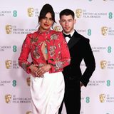 Priyanka Chopra, hier mit ihrem Mann Nick Jonas bezaubert in einem floral bestickten, exotisch angehauchten Ensemble des spanischen Designers Pertegaz, kombiniert mit passenden Schmuckstücken von Bulgari.