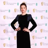 In einem eleganten Samt-Look von Giorgio Armani macht Schauspielerin Sophie Cookson auf dem roten Teppich einen tollen Eindruck.