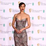 Gugu Mbatha-Raw bezaubert auf dem Red Carpet in einem silbernen Pailletten-Traum von Louis Vuitton. Ihr funkelnder Ring stammt von Messika. 