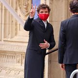 Schmale Hose, langer Mantel: Pedro Pascal weicht ein wenig vom klassischen Black-Tie-Look ab. Und um aufzufallen, hilft auch die rote Maske.