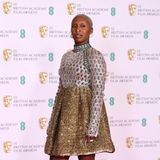 Cynthia Erivo glänzt verspielt in Gold und Silber. Auch ihr BAFTA-Look stammt von Louis Vuitton.