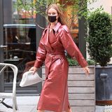 Wenn Rosie Huntington-Whiteley das Haus verlässt, passiert das selten ohne das perfekte Outfit. Auf dem Weg zu einem Fotoshooting in New York zeigt sich das Topmodel mal wieder von oben bis unten durchgestylt. Immer wieder greift Rosie bei ihren Looks zum Label Bottega Veneta. Auch hier sind der Ledertrenchcoat, die Clutch und die Sandaletten von der italienischen Marke.