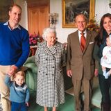Prinz William und seine Frau Herzogin Catherine teilen auf Instagram dieses Familienfoto, dass sie gemeinsam mit Prinz Philip und Queen Elizabeth sowie ihren Kindern Prinz George und Prinzessin Charlotte zeigt. "Heute teilen wir (...) Fotos von dem Herzog von Edinburgh und erinnern uns an ihn als Vater, Großvater und Urgroßvater", lautet der Text zu der Aufnahme aus dem Jahr 2015.    