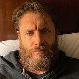 "Tag 12 der Quarantäne und ich bin offiziell von mir gelangweilt", schreibt Schauspieler Jensen Ackles unter dieses Foto auf Instagram. Hätten Sie den "Supernatural"-Darsteller auf den ersten Blick erkannt? Mit Rauschebart und zotteligen Haaren könnte man denken, die Person auf dem Foto wäre sein verschollener Cousin dritten Grades.