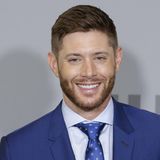 Ein charmantes Lächeln auf den Lippen, perfekt gestylte Haare und ein Strahlen in den Augen: So kennt man "Supernatural"-Schauspieler Jensen Ackles. Auf einem Instagram zeigt er nun ein Foto, auf dem man fast schon dreimal hinsehen muss, um ihn zu erkennen ...