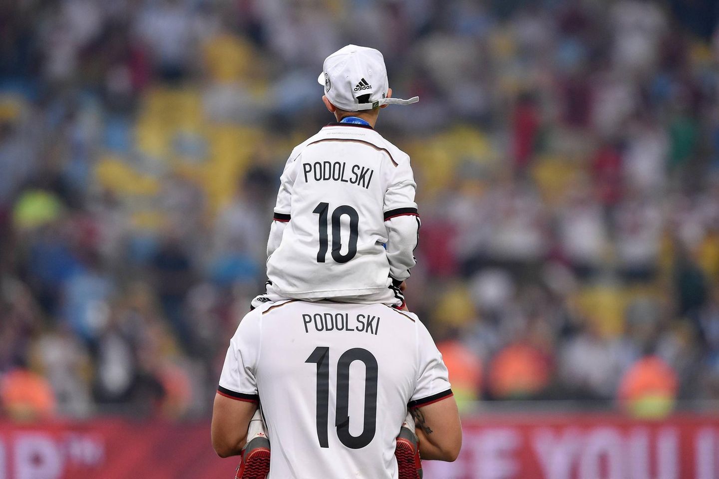 Lukas Podolski: Mit süßem Vater-Sohn-Foto gratuliert er Louis zum 13