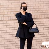 Irina Shayk ist für ihre Stilsicherheit bekannt und macht auch auf dem Weg, um ihre Tochter Lea in der Schule abzusetzen, den Gehweg in New York zu ihrem Laufsteg. Irina hat wohl das Zebra-Muster für sich entdeckt: Zum sonst eher schlicht gehaltenen Outfit, bestehend aus Blazer, weißem T-Shirt und schwarzer Leggings, kombiniert die Ex von Bradley Cooper aufregende Zebra-Stiefel, die aus dem Look sofort einen Hingucker machen.