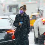 Mit triefnassen Haaren stapft Anne Hathaway durch New York. Der Regenschauer scheint sie unvorbereitet zu treffen, denn einen Regenschirm hat sie leider nicht dabei, ebenso wenig einen Mantel mit Kapuze. Doch die Schauspielerin lässt sich das Schlamassel – ganz der Profi – nicht anmerken. Statt eines Schirms hält sie ihren XL-Becher Eistee in der Hand und geht cool durch die Straßen der Stadt. 