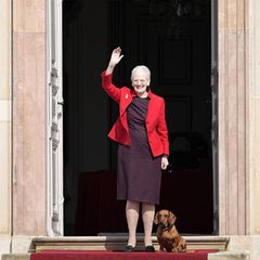 16. April 2021  Mit einem großen Lächeln im Gesicht winkt Königin Margrethe von Dänemark ihren Gratulanten vor Schloss Fredensborg zu. An diesem Tag feiert sie ihren 81. Geburtstag und lässt sich bei strahlendem Sonnenschein auf der Schlosstreppe blicken. Doch sie ist nicht allein: Begleitet wird sie von ihrem Lieblingsdackel, der brav neben der Königin wartet, während sie sich all die Glückwünsche aus der Ferne abholt.