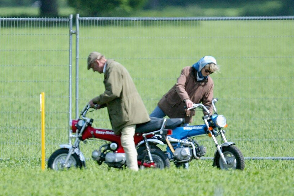 Prinz Philip (†): Prinz Philip (†) und Penelope Knatchbull besteigen ihre Mini-Motorräder während der Royal Windsor Horse Show im Home Park, Windsor Castle, am 13. Mai 2005. Prinz Philip (†) und Penelope Knatchbull besteigen ihre Mini-Motorräder während der Royal Windsor Horse Show im Home Park, Windsor Castle, am 13. Mai 2005.