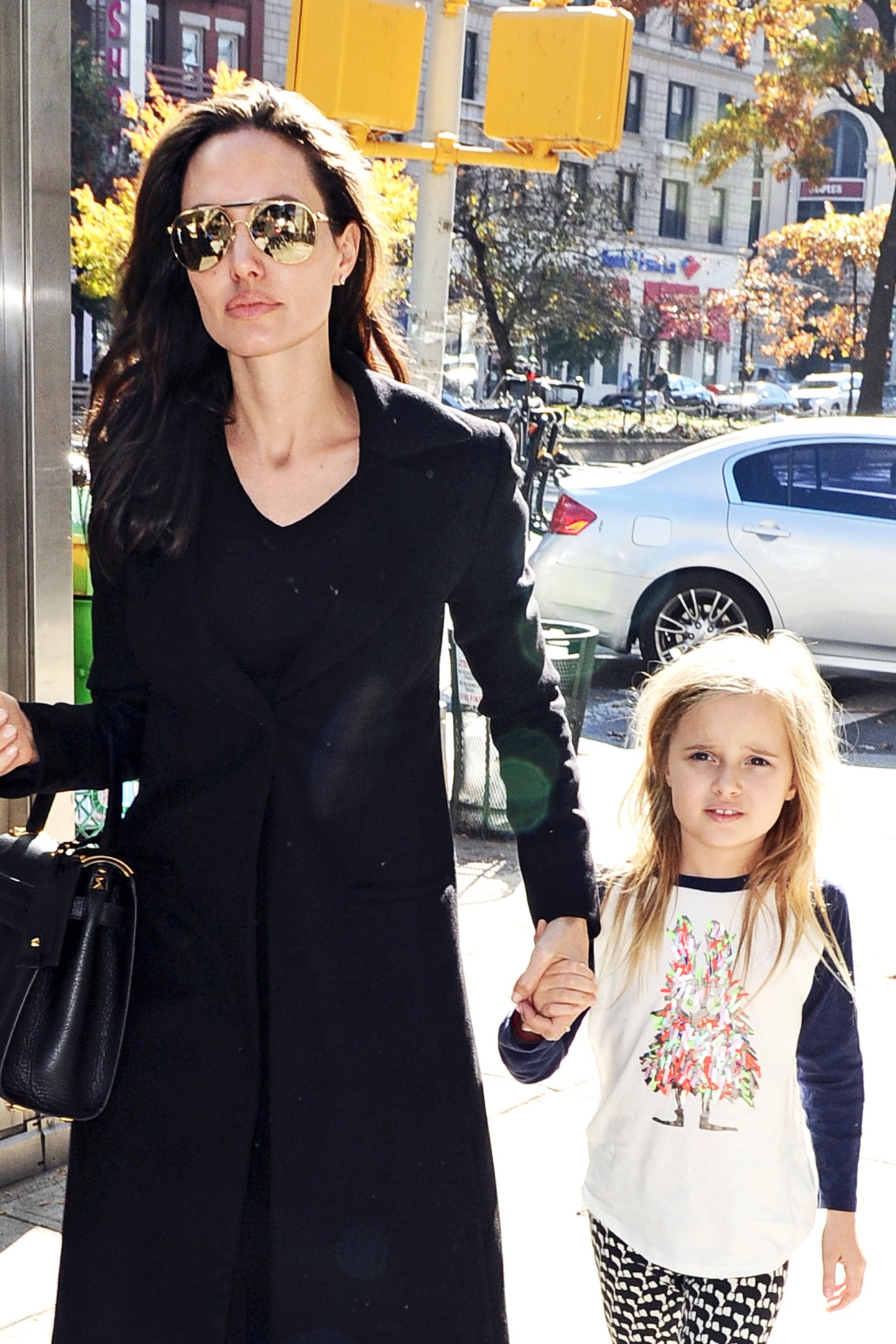 Bereits mit sieben Jahren ist Vivienne Jolie-Pitt eine leidenschaftliche Shopping-Begleiterin ihrer berühmten Mutter Angelina Jolie gewesen. Ein Umstand, der sich scheinbar nicht verändert hat – optisch hat sich bei Vivienne aber einiges getan. 