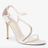 Zarte Riemchen-Sandalen sind schon seit einigen Jahren im Trend – und werden auch von Bräuten heiß geliebt. Kein Wunder, immerhin wirken sie stets elegant, versprühen eine Extraportion Sexappeal und sind trotz oder gerade wegen der zarten Riemchen ein echtes Highlight. Von Next, um 60 Euro.