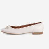 Unterschätzen Sie niemals klassische Ballerinas. Sie sind bequem, sehen stets elegant aus und verleihen einem Brautlook im Nu eine entspannte Note. Aus butterweichem Leder finden sie zudem auch nach der Hochzeit garantiert noch Verwendung. Von Tamaris, um 60 Euro.