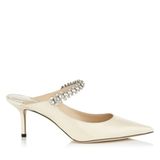 Jimmy Choo ist die Königsklasse in Sachen Brautschuh – das beweisen unter anderem diese cremefarbenen Mules. Die Form zaubert einen tollen Fuß, der Riemen mit funkelnden Schmucksteinen sorgt zudem für ein echtes Highlight. Besonders schön: Die Absatzhöhe von 6,5 Zentimetern ist so moderat, dass es sich darauf einige Stunden aushalten lässt. Um 800 Euro.