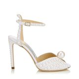 "Sacora" gehört wohl zu den beliebtesten Brautschuhen in der Luxusklasse – und wir verstehen nur zu gut, warum! Die eleganten Sandalen sind über und über mit Perlen besetzt und so elegant und außergewöhnlich, dass es fast schon zu schade wäre, sie unter einem langen Kleid zu verstecken. Von Jimmy Choo, um 1500 Euro.