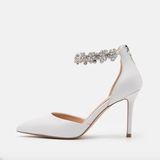 Weißes Leder trifft auf eleganten Fesselriemen mit Schmucksteinen. Wer seinem Brautstyling ein bisschen Bling Bling hinzufügen möchte, der liegt mit diesen Pumps garantiert richtig. Von Lulipa London über Zalando, um 125 Euro.