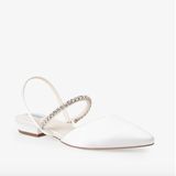 Auch in der flachen Variante kommt der Brautschuh ganz groß raus – vor allem, wenn er aus weißem Satin gefertigt und mit Strass verziert ist. Der zarte Riemen sorgt zudem dafür, dass der Look auf keinen Fall plump wirkt. Von Next, um 60 Euro.
