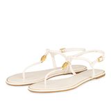 Ein gutes Brautstyling gelingt nur mit schwindelerregend hohen Hacken? Nicht unbedingt. Vor allem zu einer lockeren Sommerhochzeit passen diese eleganten Flip Flops aus Leder mit goldfarbenen Details ganz wunderbar. Und: Sie sind sooo bequem. Von Tory Burch, um 200 Euro.