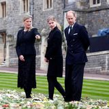 16. April 2021  Vor wenigen Tagen verlor Prinz Edward seinen Vater Prinz Philip. Jetzt sucht er Trost in den vielen Beileidsbekundungen und Blumensträußen, die Trauernde vor der St. George's Chapel niedergelegt haben.