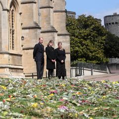 In einem Blumenmeer in Gedenken an den verstorbenen Prinz Philip steht Familie Wessex. Viele Menschen nehmen an ihrem Verlust teil und kondolieren auch Prinz Edward, Gräfin Sophie und Lady Louise.