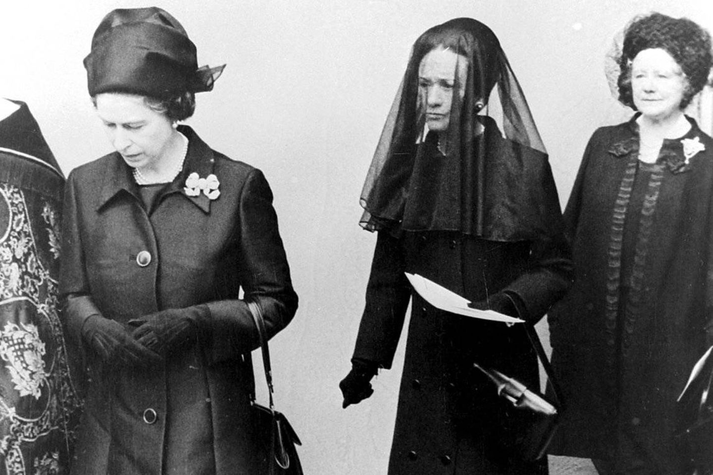 Queen Elizabeth, Wallis Simpson, Herzogin von Windsor, und Queen Mum auf der Beerdigung des Herzogs von Windsor im Jahr 1972. 