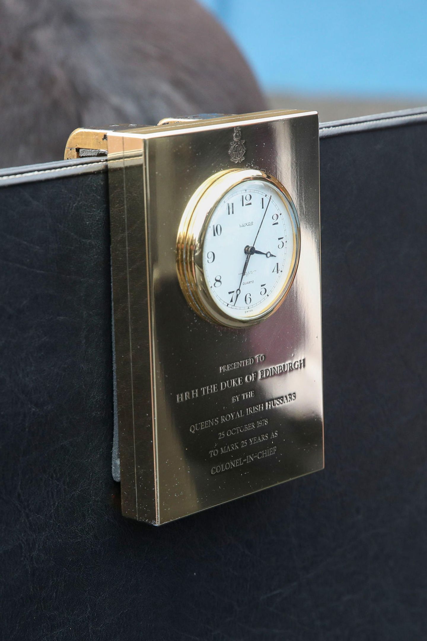 An der Kutsche befindet sich eine Uhr, die der Herzog 1978 vom Kavallerieregiment Queen's Irish Hussars zu seinem 25. Jubiläum als Ehrenoberst geschenkt bekommen hatte.