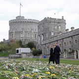 16. April 2021  Eine Woche ist vergangen, seit der Herzog von Edinburgh verstorben ist. Schloss Windsor hat sich seitdem in ein Blumenmeer verwandelt, das sich Prinz Edward und Herzogin Sophie zusammen mit ihrer Tochter Lady Louise einen Tag vor der Beisetzung Philips ansehen.