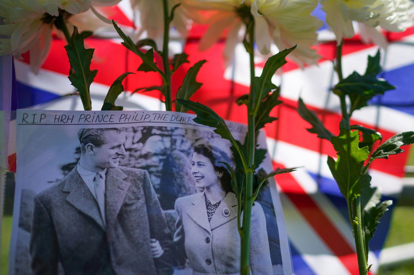 Viele Blumen, Bilder und Plakate zeugen von der großen Anteilnahme am Tod des Herzogs von Edinburgh.