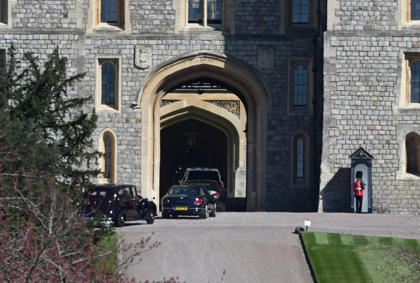 Und auch treffen auf Schloss Windsor schon die ersten Trauergäste ein. Wer in den Autos sitzt ist allerdings noch nicht bekannt.