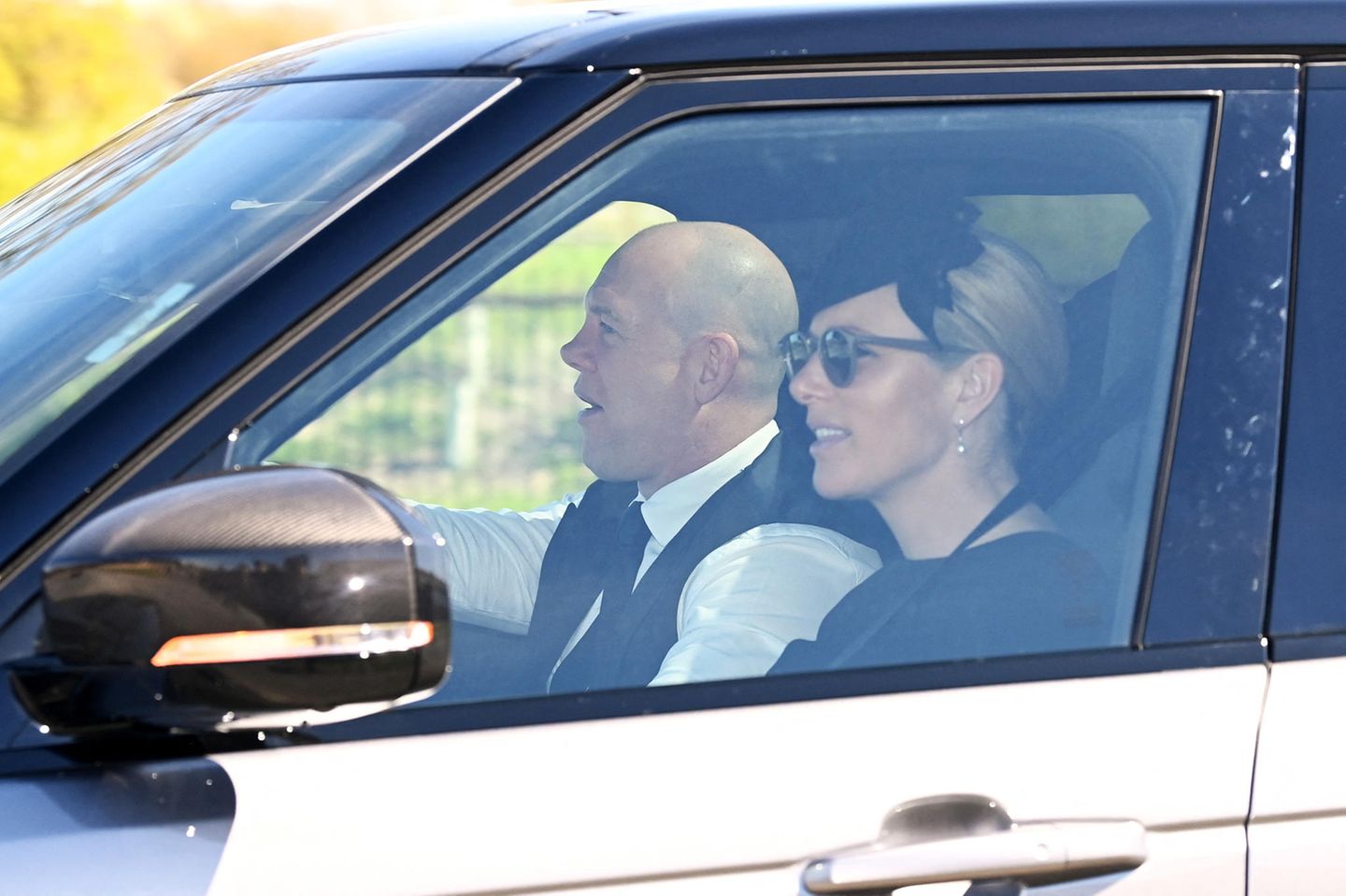 Prinz Philips Enkelin Zara Tindall und ihr Mann Mike wirken bei ihrer Ankunft auf Schloss Windsor fast ein wenig heiter. 