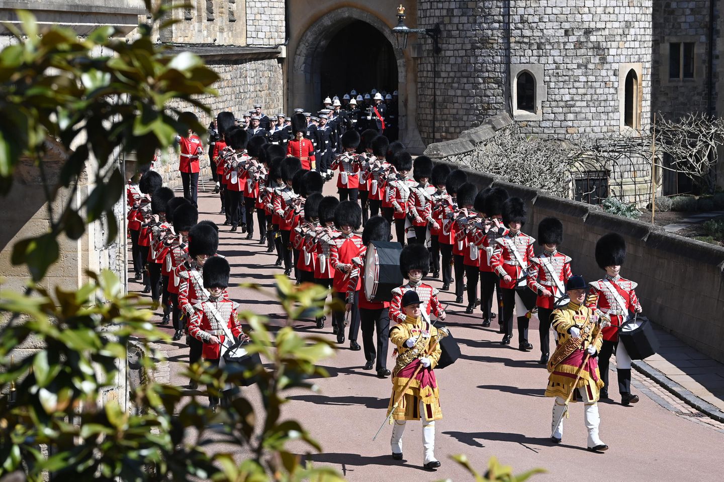 Die Foot Guards Band marschiert über das Schlossgelände.
