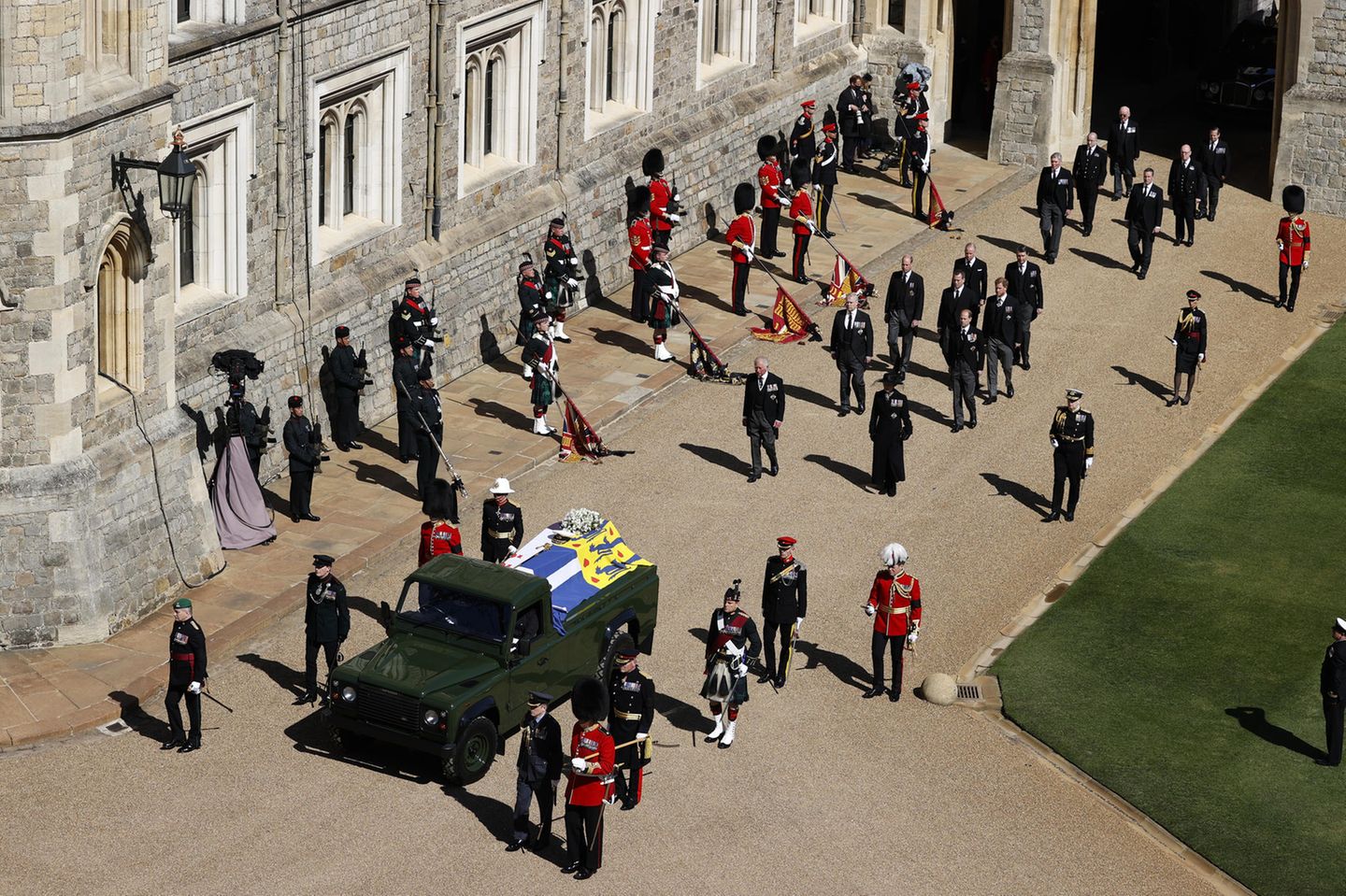 Die Prozession  Der Land Rover mit dem Leichnam von Prinz Philip ist losgefahren. Die Prozession zur St. George's Chapel beginnt.