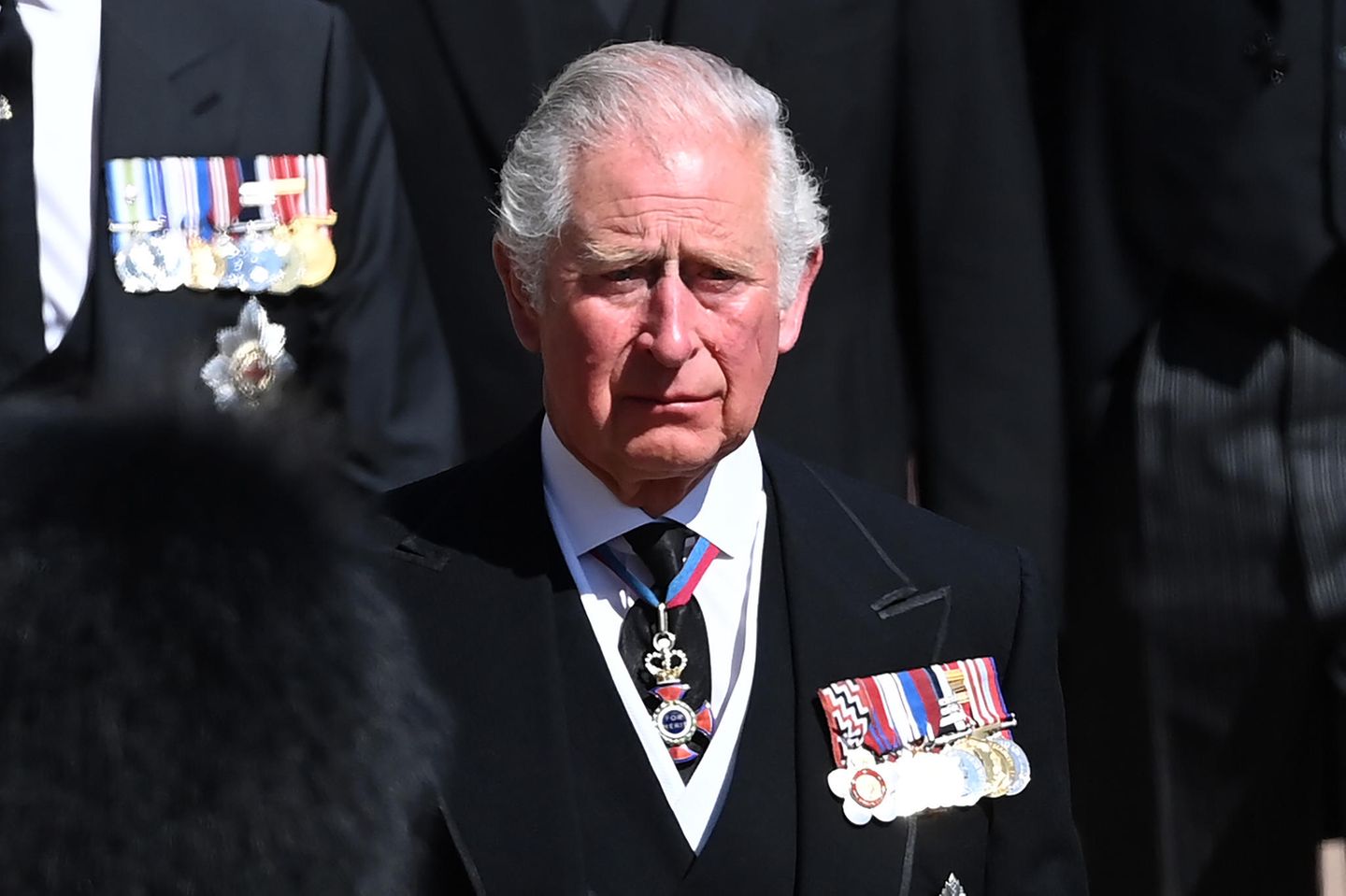 Prinz Charles kann seine Tränen nicht zurückhalten.